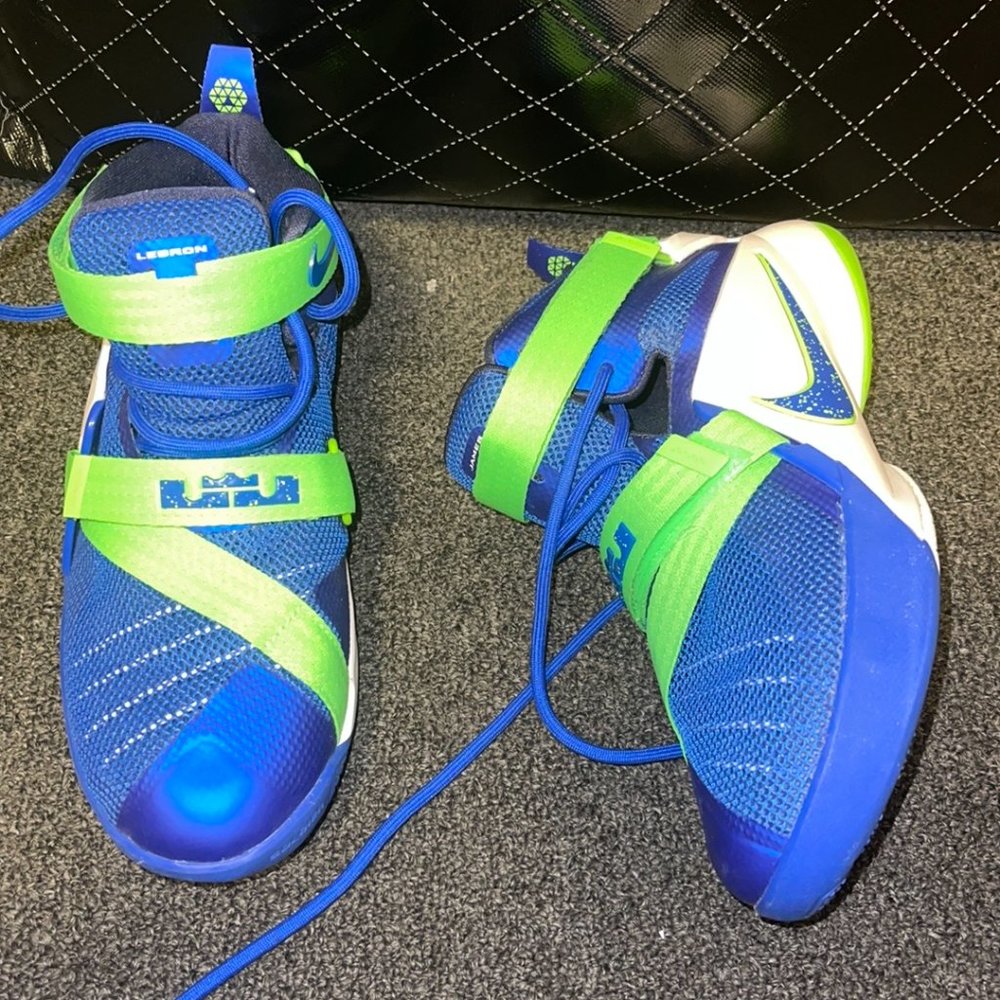 lebron James Nike sneakers